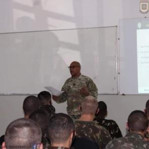 Sargento do Exército Americano realiza palestra na EASA