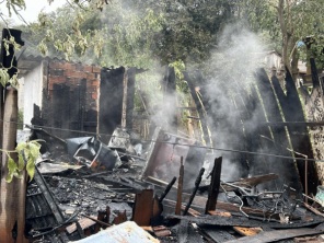 TARDE DO DOMINGO> Incêndio Destrói Residência em Vila Esperança em Cruz Alta