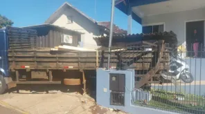 Falha mecânica faz caminhão invadir pátio de residência em Panambi