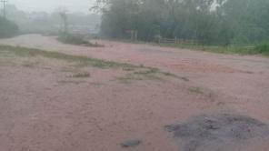 Ruas alagadas e aulas canceladas em uma escola de Cruz Alta após a chuva