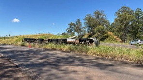 PANAMBI> Carreta tomba na alça da BR-285 para a BR-158