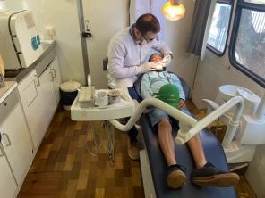 Vinte estratégias de Saúde e Unidade móvel: dentistas atendem Cruz-altenses