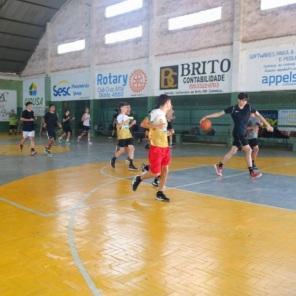 BASKETITO: Projeto que oferece basquete para crianças e adolescentes da cidade
