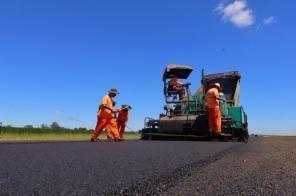 LOGÍSTICA:Asfaltamento da Pista do Aeródromo de Cruz Alta em fase de conclusão