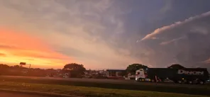 Quinta-feira típica de Outono com muitas nuvens e aberturas de sol