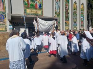 Católicos Cruz-Altenses celebraram o dia de Corpus Christi com procissão