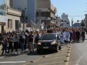 Católicos Cruz-Altenses celebraram o dia de Corpus Christi com procissão