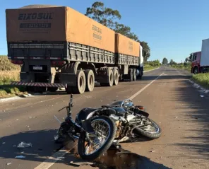 Motociclista fica gravemente ferido após colisão com carreta na BR-158