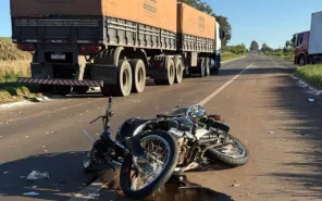 Motociclista fica gravemente ferido após colisão com carreta na BR-158 