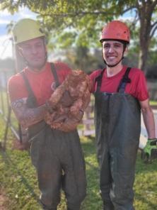 Bombeiros de Cruz Alta resgatam cão cego que caiu em buraco no feriado