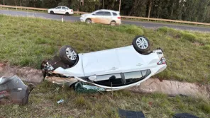 ERS-342> Motorista perde controle e HB20 capota no acesso a Cruz Alta