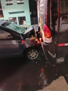 Carro bate em trailer de lanches estacionado na General Osório em Cruz Alta
