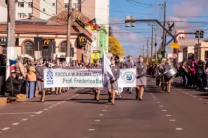 Milhares de pessoas acompanham Desfile de 7 de Setembro em Cruz Alta