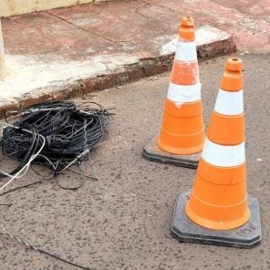 Mutirão organiza fios excedentes nos postes de ruas de Cruz Alta
