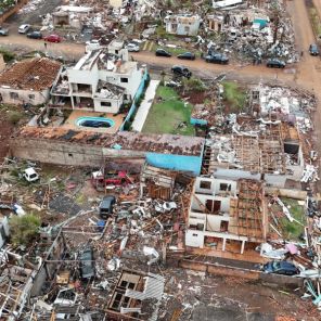 5 MORTES, 430 FERIDOS, DESTRUIÇÃO> O Tornado que arrasou uma cidade do Paraná