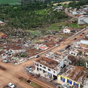 5 MORTES, 430 FERIDOS, DESTRUIÇÃO> O Tornado que arrasou uma cidade do Paraná