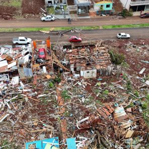 5 MORTES, 430 FERIDOS, DESTRUIÇÃO> O Tornado que arrasou uma cidade do Paraná