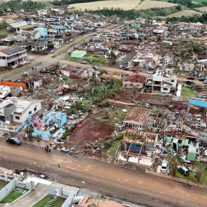 5 MORTES, 430 FERIDOS, DESTRUIÇÃO> O Tornado que arrasou uma cidade do Paraná
