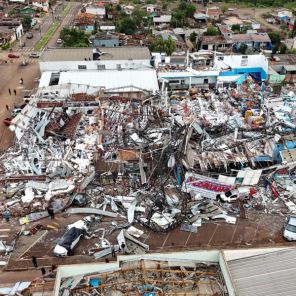 5 MORTES, 430 FERIDOS, DESTRUIÇÃO> O Tornado que arrasou uma cidade do Paraná