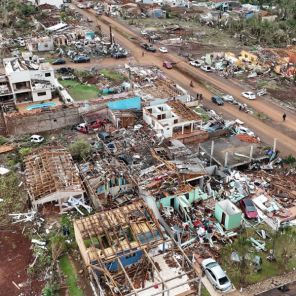 5 MORTES, 430 FERIDOS, DESTRUIÇÃO> O Tornado que arrasou uma cidade do Paraná