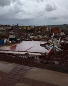 05 MORTOS, 130 FERIDOS> Tornado destrói Rio Bonito do Iguaçu no Paraná 