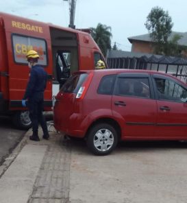 Carro atinge muro após colisão com moto e deixa feridos na Avenida Xavantes