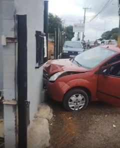 Carro atinge muro após colisão com moto e deixa feridos na Avenida Xavantes