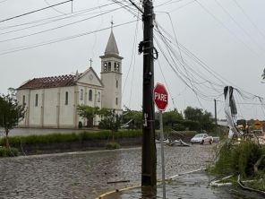 ANTES DO CICLONE>Forte Vendaval causa estragos no interior de Flores da Cunha