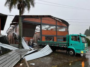 ANTES DO CICLONE>Forte Vendaval causa estragos no interior de Flores da Cunha