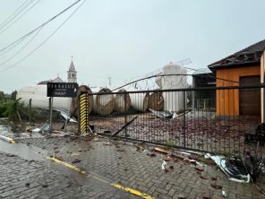 ANTES DO CICLONE>Forte Vendaval causa estragos no interior de Flores da Cunha