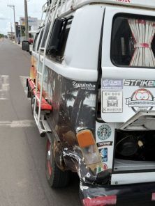 Colisão entre carro e Kombi é registrada na Avenida Plácido de Castro
