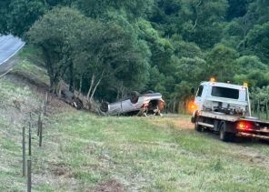 Estouro de pneu após manobra evasiva causa capotamento na RSC-377