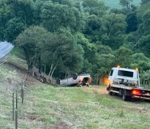 Estouro de pneu após manobra evasiva causa capotamento na RSC-377