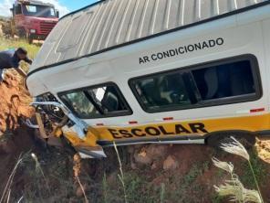 Van escolar tomba na estrada Santa Bárbara do Sul na tarde desta quinta-feira