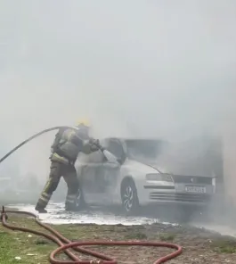 Carro em chamas causa explosão durante atendimento dos Bombeiros em Cruz Alta