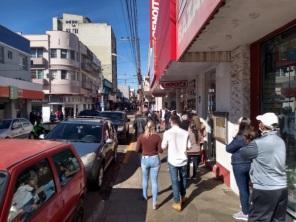 Grande movimento no centro de Cruz Alta na véspera do dia das mães