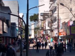 Grande movimento no centro de Cruz Alta na véspera do dia das mães