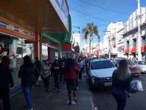 Grande movimento no centro de Cruz Alta na véspera do dia das mães