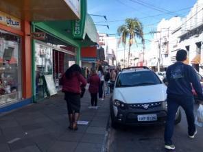 Grande movimento no centro de Cruz Alta na véspera do dia das mães