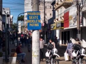 Grande movimento no centro de Cruz Alta na véspera do dia das mães