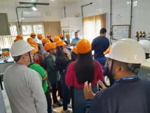 Alunos da Escola Toríbio Veríssimo visitam sistemas de água e esgoto da Corsan