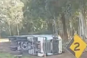 ESQUINA SÃO CARLOS>Carreta tomba na Curva da Morte entre Cruz Alta e Ibirubá