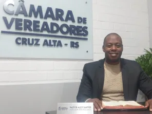 Pastor Alex Santos assume presidência da Câmara e marca momento histórico 