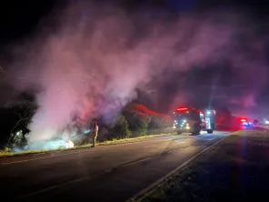 BR-158>Condutor sofre escoriações leves após capotamento e incêndio de veículo