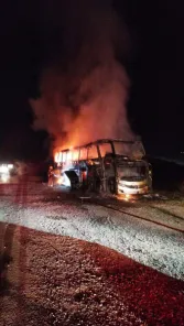 Ônibus interestadual é destruído por incêndio na BR-386 em Soledade