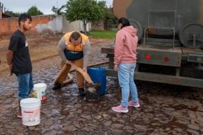 Caminhões pipa fornecem água a população de Cruz Alta neste domingo
