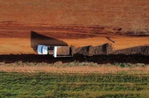 Ações de recuperação de estradas vicinais são realizadas na localidade do Ivaí