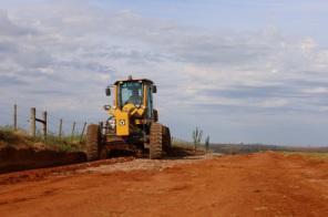 Ações de recuperação de estradas vicinais são realizadas na localidade do Ivaí