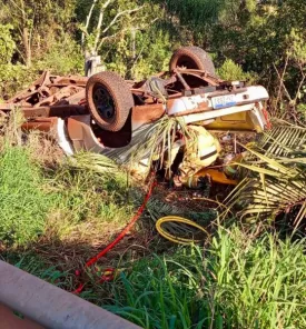 Motorista fica ferido após caminhonete capotar na ERS-223 em Ibirubá