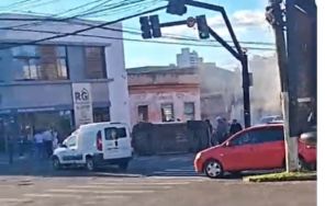 TRÂNSITO> Carro capota após colisão no centro de Cruz Alta